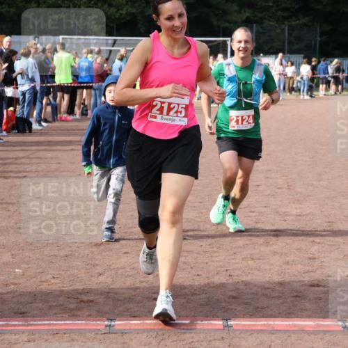 27.09.2026 - 35. Volkslauf durch das schöne Alstertal Strokosch-Dieckow http://msf.ph/oto/10573951 27.09.2026 12:26:12 Ziel 2124, 2125 meine-sportfotos.de