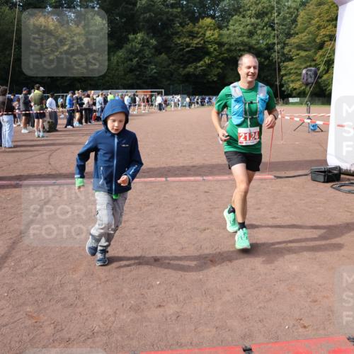 27.09.2026 - 35. Volkslauf durch das schöne Alstertal Strokosch-Dieckow http://msf.ph/oto/10573987 27.09.2026 12:26:14 Ziel 2124, 2125 meine-sportfotos.de