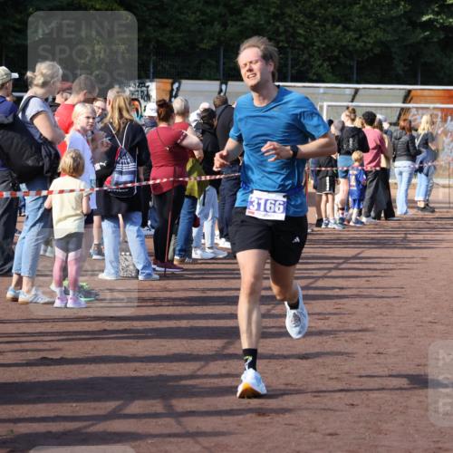 27.09.2026 - 35. Volkslauf durch das schöne Alstertal Strokosch-Dieckow http://msf.ph/oto/10574297 27.09.2026 11:20:25 Ziel 3166, 3306, 3380 meine-sportfotos.de
