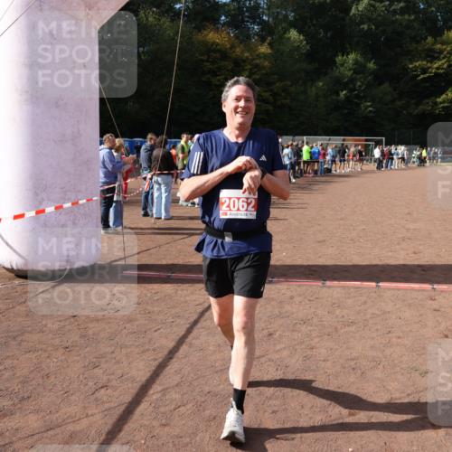 27.09.2026 - 35. Volkslauf durch das schöne Alstertal Strokosch-Dieckow http://msf.ph/oto/10574498 27.09.2026 12:28:20 Ziel 2062, 2063, 2258 meine-sportfotos.de
