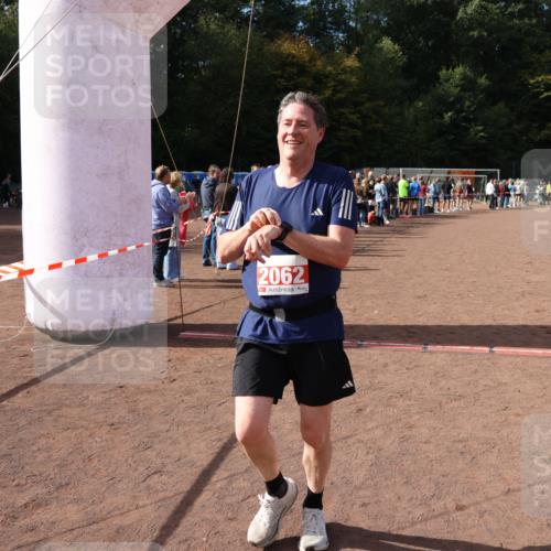 27.09.2026 - 35. Volkslauf durch das schöne Alstertal Strokosch-Dieckow http://msf.ph/oto/10574513 27.09.2026 12:28:20 Ziel 2062, 2063, 2258 meine-sportfotos.de
