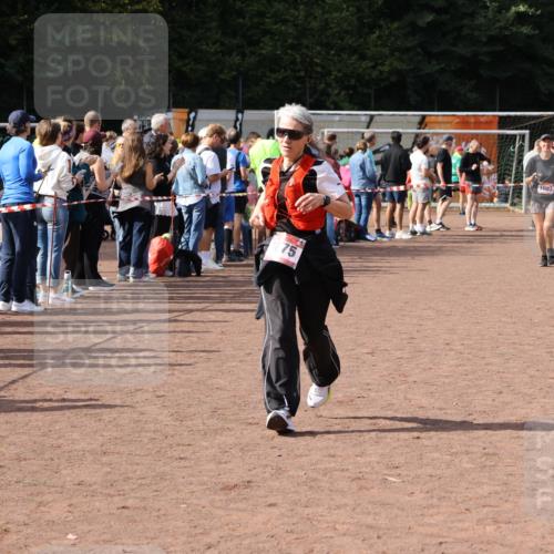 27.09.2026 - 35. Volkslauf durch das schöne Alstertal Strokosch-Dieckow http://msf.ph/oto/10574712 27.09.2026 12:28:56 Ziel 1075, 2360 meine-sportfotos.de