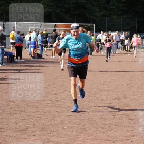 27.09.2026 - 35. Volkslauf durch das schöne Alstertal Strokosch-Dieckow http://msf.ph/oto/10575133 27.09.2026 12:34:41 Ziel 2252, 2263, 2389 meine-sportfotos.de