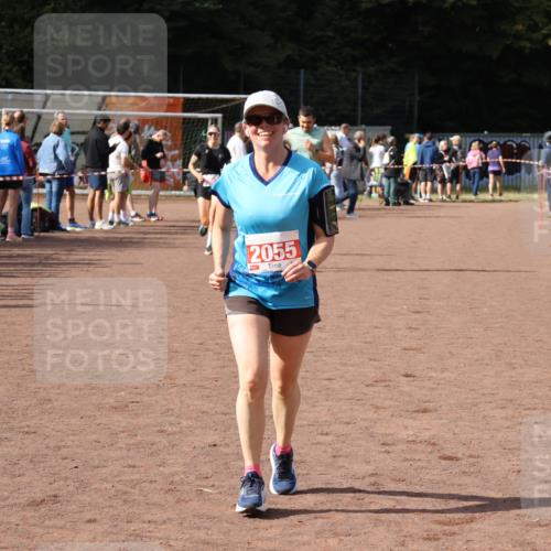 27.09.2026 - 35. Volkslauf durch das schöne Alstertal Strokosch-Dieckow http://msf.ph/oto/10575326 27.09.2026 12:29:38 Ziel 1081, 2000, 2053, 2055 meine-sportfotos.de