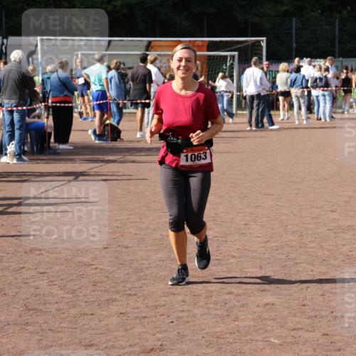 27.09.2026 - 35. Volkslauf durch das schöne Alstertal Strokosch-Dieckow http://msf.ph/oto/10575438 27.09.2026 12:35:43 Ziel 1063 meine-sportfotos.de
