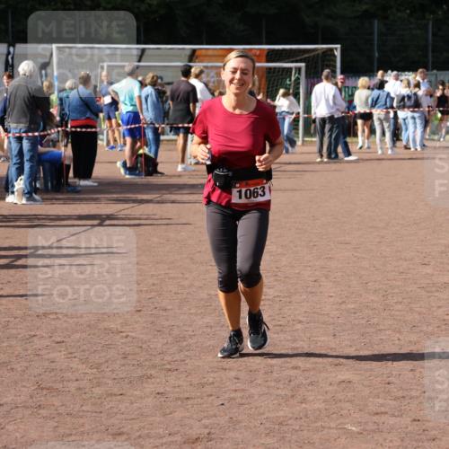 27.09.2026 - 35. Volkslauf durch das schöne Alstertal Strokosch-Dieckow http://msf.ph/oto/10575441 27.09.2026 12:35:43 Ziel 1063 meine-sportfotos.de