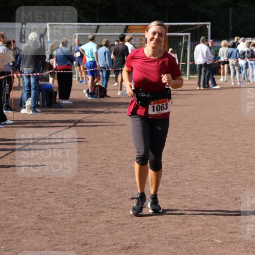 27.09.2026 - 35. Volkslauf durch das schöne Alstertal Strokosch-Dieckow http://msf.ph/oto/10575470 27.09.2026 12:35:44 Ziel 1063 meine-sportfotos.de