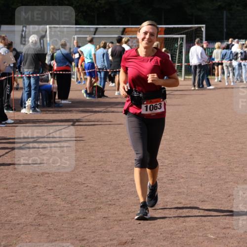 27.09.2026 - 35. Volkslauf durch das schöne Alstertal Strokosch-Dieckow http://msf.ph/oto/10575479 27.09.2026 12:35:44 Ziel 1063 meine-sportfotos.de