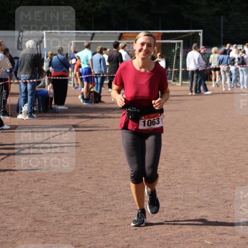 27.09.2026 - 35. Volkslauf durch das schöne Alstertal Strokosch-Dieckow http://msf.ph/oto/10575489 27.09.2026 12:35:44 Ziel 1063 meine-sportfotos.de
