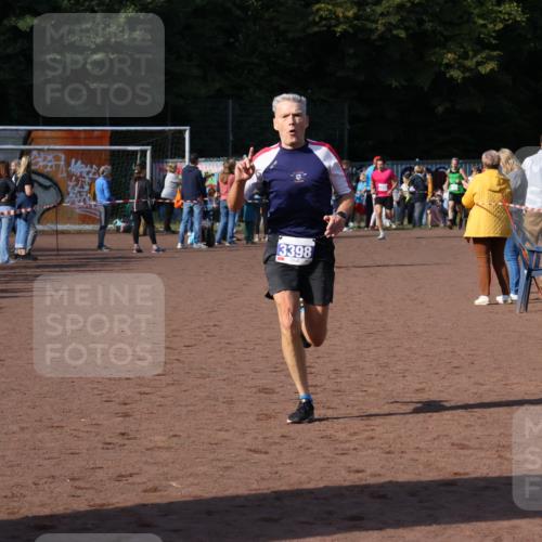 27.09.2026 - 35. Volkslauf durch das schöne Alstertal Strokosch-Dieckow http://msf.ph/oto/10575825 27.09.2026 11:20:08 Ziel 3398, 3423 meine-sportfotos.de