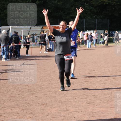 27.09.2026 - 35. Volkslauf durch das schöne Alstertal Strokosch-Dieckow http://msf.ph/oto/10576452 27.09.2026 12:38:29 Ziel 1092, 2194 meine-sportfotos.de