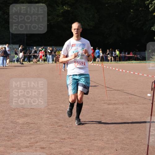 27.09.2026 - 35. Volkslauf durch das schöne Alstertal Strokosch-Dieckow http://msf.ph/oto/10576516 27.09.2026 12:38:55 Ziel 2052 meine-sportfotos.de