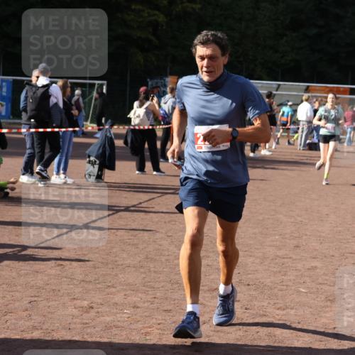 27.09.2026 - 35. Volkslauf durch das schöne Alstertal Strokosch-Dieckow http://msf.ph/oto/10576763 27.09.2026 12:39:47 Ziel 2079, 2267, 2311, 2483, 2484 meine-sportfotos.de