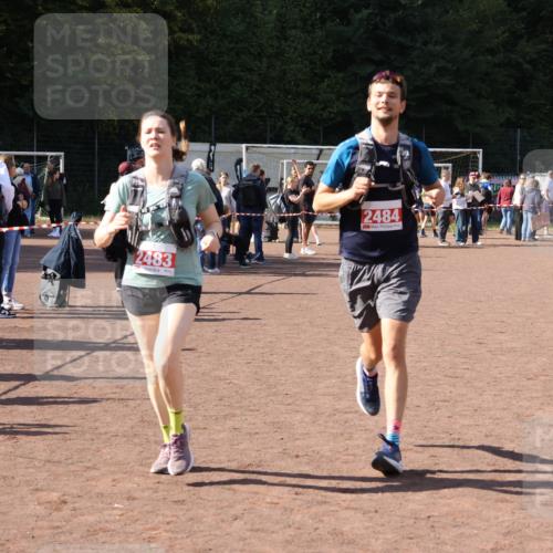 27.09.2026 - 35. Volkslauf durch das schöne Alstertal Strokosch-Dieckow http://msf.ph/oto/10576802 27.09.2026 12:39:51 Ziel 2267, 2483, 2484 meine-sportfotos.de