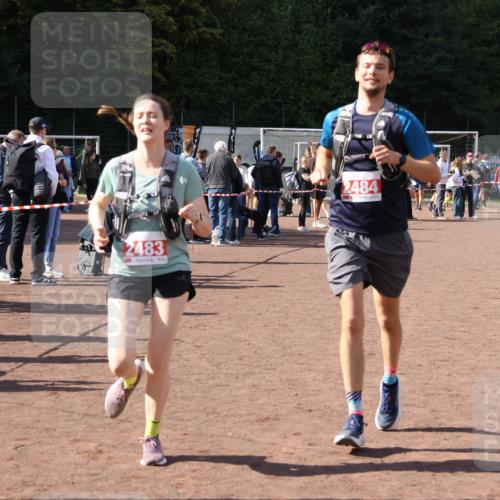 27.09.2026 - 35. Volkslauf durch das schöne Alstertal Strokosch-Dieckow http://msf.ph/oto/10576832 27.09.2026 12:39:51 Ziel 2267, 2483, 2484 meine-sportfotos.de