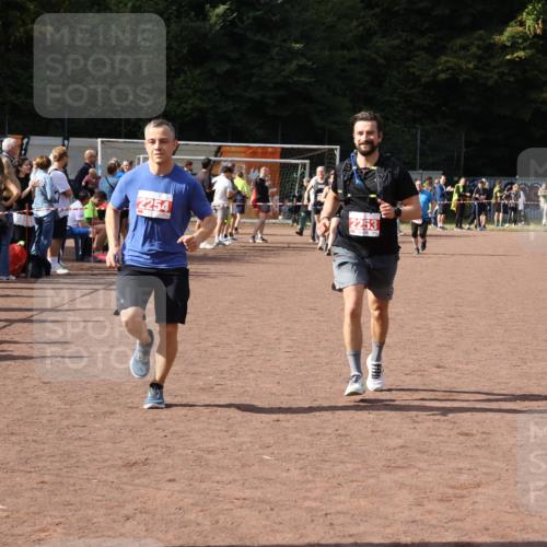 27.09.2026 - 35. Volkslauf durch das schöne Alstertal Strokosch-Dieckow http://msf.ph/oto/10577110 27.09.2026 12:31:35 Ziel 2253, 2254 meine-sportfotos.de