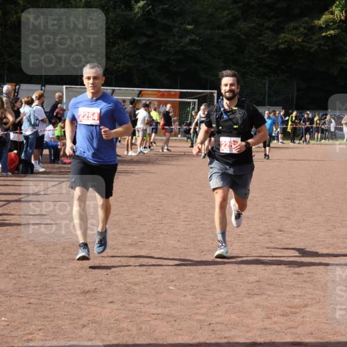 27.09.2026 - 35. Volkslauf durch das schöne Alstertal Strokosch-Dieckow http://msf.ph/oto/10577123 27.09.2026 12:31:35 Ziel 2253, 2254 meine-sportfotos.de