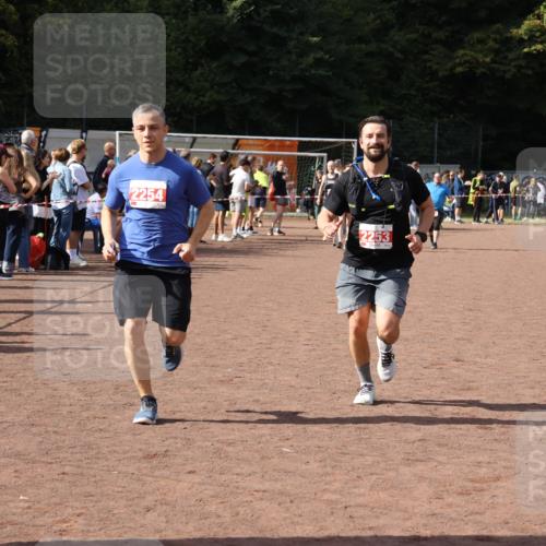 27.09.2026 - 35. Volkslauf durch das schöne Alstertal Strokosch-Dieckow http://msf.ph/oto/10577138 27.09.2026 12:31:36 Ziel 2253, 2254 meine-sportfotos.de