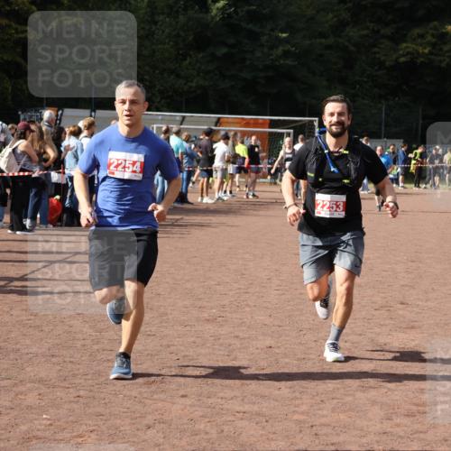 27.09.2026 - 35. Volkslauf durch das schöne Alstertal Strokosch-Dieckow http://msf.ph/oto/10577179 27.09.2026 12:31:36 Ziel 2253, 2254 meine-sportfotos.de