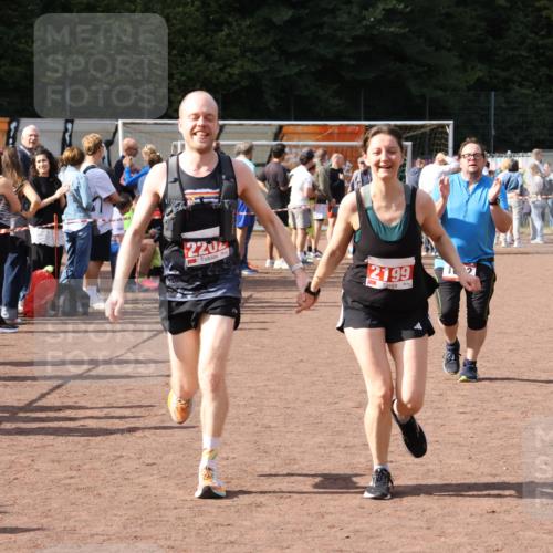 27.09.2026 - 35. Volkslauf durch das schöne Alstertal Strokosch-Dieckow http://msf.ph/oto/10577201 27.09.2026 12:31:45 Ziel 1652, 2199, 2202 meine-sportfotos.de