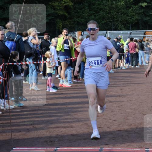 27.09.2026 - 35. Volkslauf durch das schöne Alstertal Strokosch-Dieckow http://msf.ph/oto/10577330 27.09.2026 11:19:46 Ziel 3211, 3343, 3964, 3965, 4084 meine-sportfotos.de