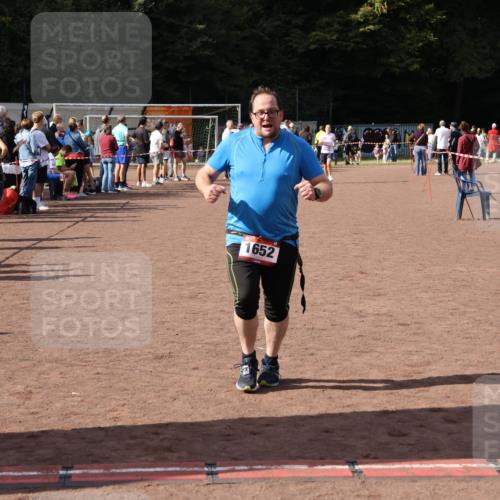 27.09.2026 - 35. Volkslauf durch das schöne Alstertal Strokosch-Dieckow http://msf.ph/oto/10577342 27.09.2026 12:31:49 Ziel 1652, 2199, 2202 meine-sportfotos.de