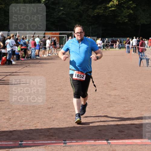 27.09.2026 - 35. Volkslauf durch das schöne Alstertal Strokosch-Dieckow http://msf.ph/oto/10577360 27.09.2026 12:31:49 Ziel 1652, 2199, 2202 meine-sportfotos.de