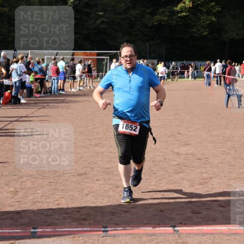 27.09.2026 - 35. Volkslauf durch das schöne Alstertal Strokosch-Dieckow http://msf.ph/oto/10577366 27.09.2026 12:31:49 Ziel 1652, 2199, 2202 meine-sportfotos.de