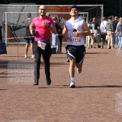 27.09.2026 - 35. Volkslauf durch das schöne Alstertal Strokosch-Dieckow http://msf.ph/oto/10577465 27.09.2026 12:42:44 Ziel 2446, 2447 meine-sportfotos.de