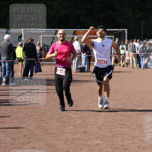 27.09.2026 - 35. Volkslauf durch das schöne Alstertal Strokosch-Dieckow http://msf.ph/oto/10577494 27.09.2026 12:42:45 Ziel 2446, 2447 meine-sportfotos.de