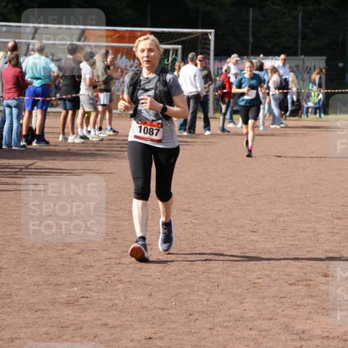 27.09.2026 - 35. Volkslauf durch das schöne Alstertal Strokosch-Dieckow http://msf.ph/oto/10577505 27.09.2026 12:32:14 Ziel 1087, 2388 meine-sportfotos.de