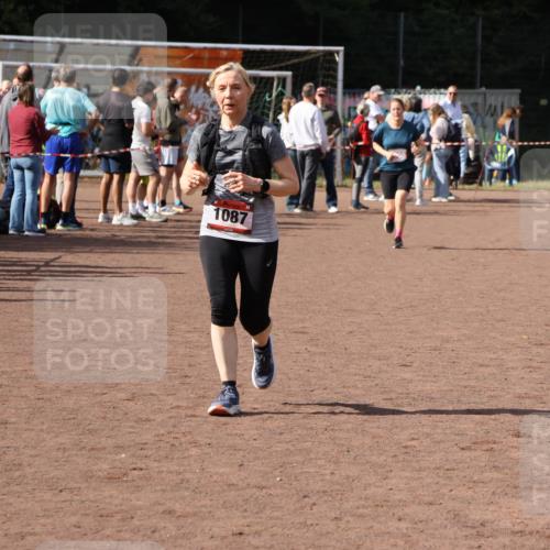 27.09.2026 - 35. Volkslauf durch das schöne Alstertal Strokosch-Dieckow http://msf.ph/oto/10577514 27.09.2026 12:32:14 Ziel 1087, 2388 meine-sportfotos.de