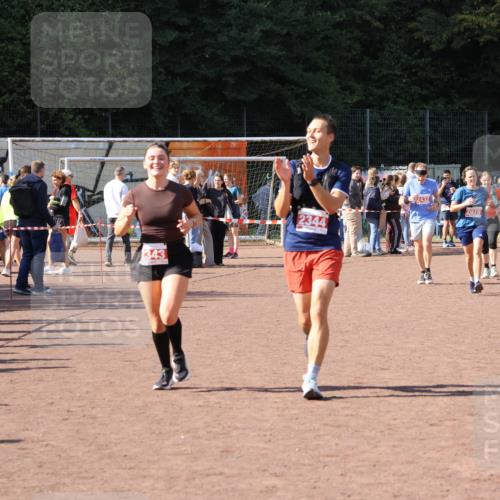 27.09.2026 - 35. Volkslauf durch das schöne Alstertal Strokosch-Dieckow http://msf.ph/oto/10577850 27.09.2026 12:43:26 Ziel 2078, 2343, 2344 meine-sportfotos.de
