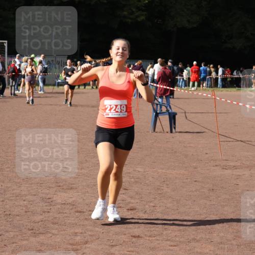 27.09.2026 - 35. Volkslauf durch das schöne Alstertal Strokosch-Dieckow http://msf.ph/oto/10578135 27.09.2026 12:33:01 Ziel 2249, 2256, 2397 meine-sportfotos.de