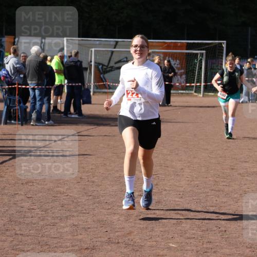 27.09.2026 - 35. Volkslauf durch das schöne Alstertal Strokosch-Dieckow http://msf.ph/oto/10578198 27.09.2026 12:44:13 Ziel 1099, 1100, 2219 meine-sportfotos.de