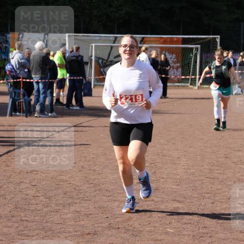 27.09.2026 - 35. Volkslauf durch das schöne Alstertal Strokosch-Dieckow http://msf.ph/oto/10578225 27.09.2026 12:44:14 Ziel 1099, 1100, 2219 meine-sportfotos.de