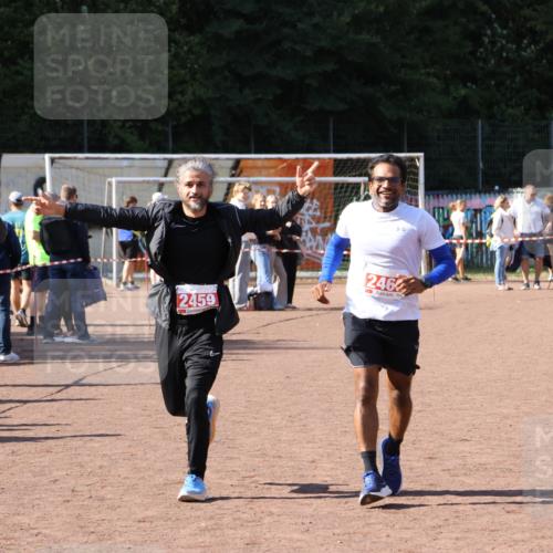 27.09.2026 - 35. Volkslauf durch das schöne Alstertal Strokosch-Dieckow http://msf.ph/oto/10578825 27.09.2026 12:44:50 Ziel 2459, 2460 meine-sportfotos.de