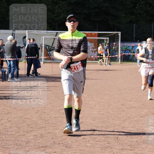 27.09.2026 - 35. Volkslauf durch das schöne Alstertal Strokosch-Dieckow http://msf.ph/oto/10578882 27.09.2026 12:45:52 Ziel 1102, 1103, 2192 meine-sportfotos.de