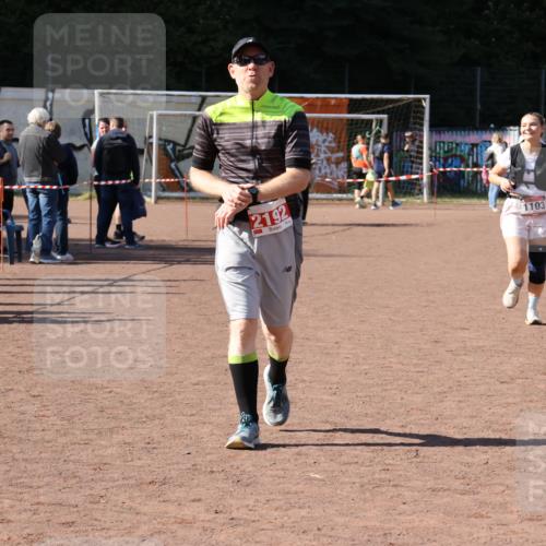 27.09.2026 - 35. Volkslauf durch das schöne Alstertal Strokosch-Dieckow http://msf.ph/oto/10578887 27.09.2026 12:45:52 Ziel 1102, 1103, 2192 meine-sportfotos.de