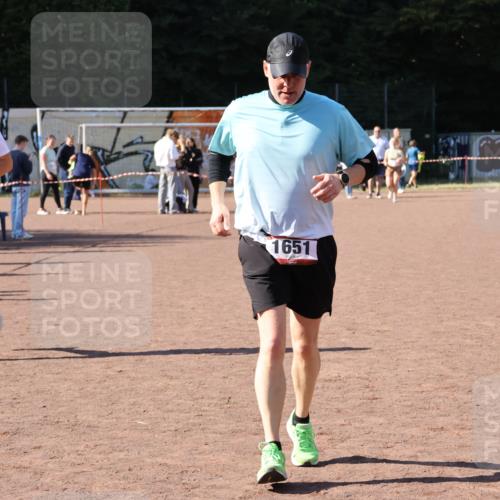 27.09.2026 - 35. Volkslauf durch das schöne Alstertal Strokosch-Dieckow http://msf.ph/oto/10579643 27.09.2026 12:49:58 Ziel 1651, 2400 meine-sportfotos.de