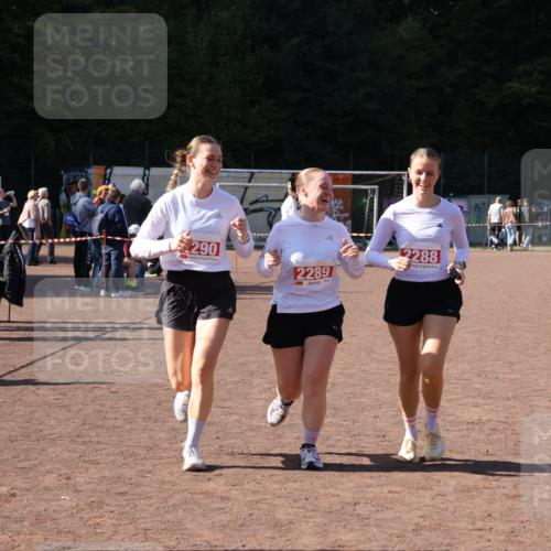 27.09.2026 - 35. Volkslauf durch das schöne Alstertal Strokosch-Dieckow http://msf.ph/oto/10580505 27.09.2026 12:56:23 Ziel 2288, 2289, 2290 meine-sportfotos.de