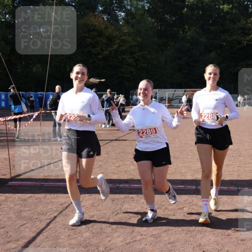 27.09.2026 - 35. Volkslauf durch das schöne Alstertal Strokosch-Dieckow http://msf.ph/oto/10580549 27.09.2026 12:56:25 Ziel 2288, 2289, 2290 meine-sportfotos.de