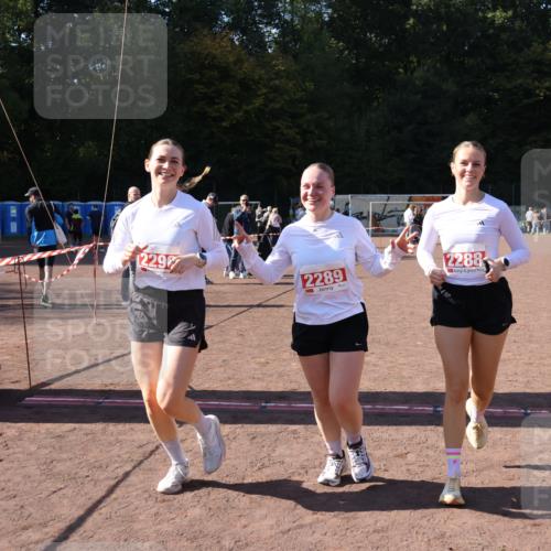 27.09.2026 - 35. Volkslauf durch das schöne Alstertal Strokosch-Dieckow http://msf.ph/oto/10580553 27.09.2026 12:56:25 Ziel 2288, 2289, 2290 meine-sportfotos.de