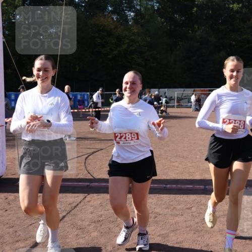 27.09.2026 - 35. Volkslauf durch das schöne Alstertal Strokosch-Dieckow http://msf.ph/oto/10580577 27.09.2026 12:56:25 Ziel 2288, 2289, 2290 meine-sportfotos.de
