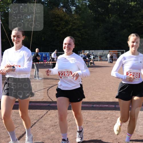 27.09.2026 - 35. Volkslauf durch das schöne Alstertal Strokosch-Dieckow http://msf.ph/oto/10580582 27.09.2026 12:56:25 Ziel 2288, 2289, 2290 meine-sportfotos.de