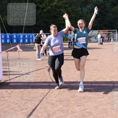 27.09.2026 - 35. Volkslauf durch das schöne Alstertal Strokosch-Dieckow http://msf.ph/oto/10580826 27.09.2026 12:57:56 Ziel 2001, 2006, 2264 meine-sportfotos.de