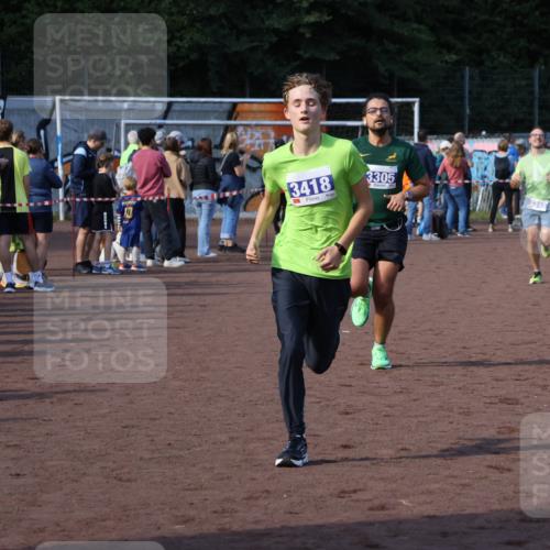 27.09.2026 - 35. Volkslauf durch das schöne Alstertal Strokosch-Dieckow http://msf.ph/oto/10581115 27.09.2026 11:19:21 Ziel 3305, 3345, 3346, 3418 meine-sportfotos.de
