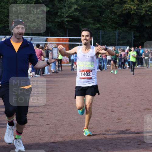 27.09.2026 - 35. Volkslauf durch das schöne Alstertal Strokosch-Dieckow http://msf.ph/oto/10581541 27.09.2026 11:19:14 Ziel 1402, 3418, 3959, 3961 meine-sportfotos.de