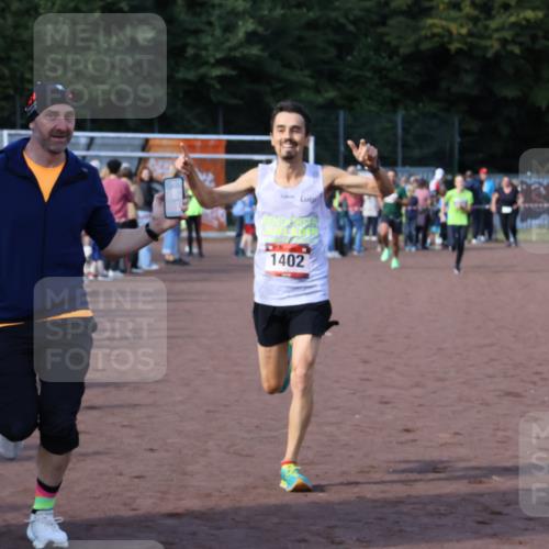 27.09.2026 - 35. Volkslauf durch das schöne Alstertal Strokosch-Dieckow http://msf.ph/oto/10581613 27.09.2026 11:19:14 Ziel 1402, 3418, 3959, 3961 meine-sportfotos.de