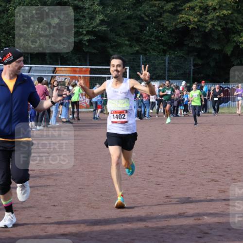 27.09.2026 - 35. Volkslauf durch das schöne Alstertal Strokosch-Dieckow http://msf.ph/oto/10582111 27.09.2026 11:19:14 Ziel 1402, 3418, 3959, 3961 meine-sportfotos.de